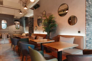 Smokehouse Holešovice: una instalación Lynx Pro Audio para un espacio que cambia de ritmo 7 Restaurant Smokehouse Holešovice, Lynx Pro Audio cabinets