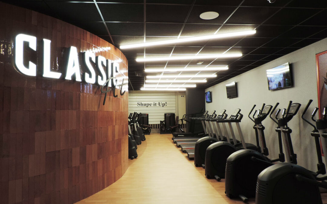 Altavoces de techo en el gimnasio Classic Fit Gym